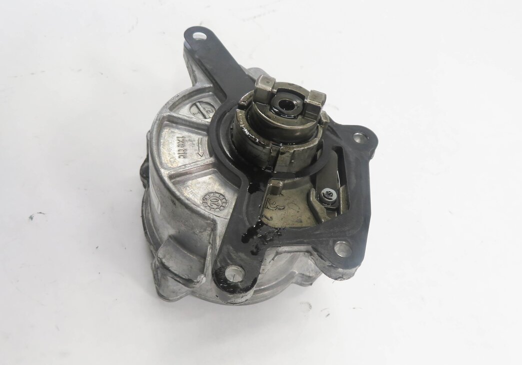 Thumbnail 5: 08-13 MERCEDES E320 E350 GL320 GL350 ML320 ML350 R350 - 3.0L DIESEL VACUUM PUMP