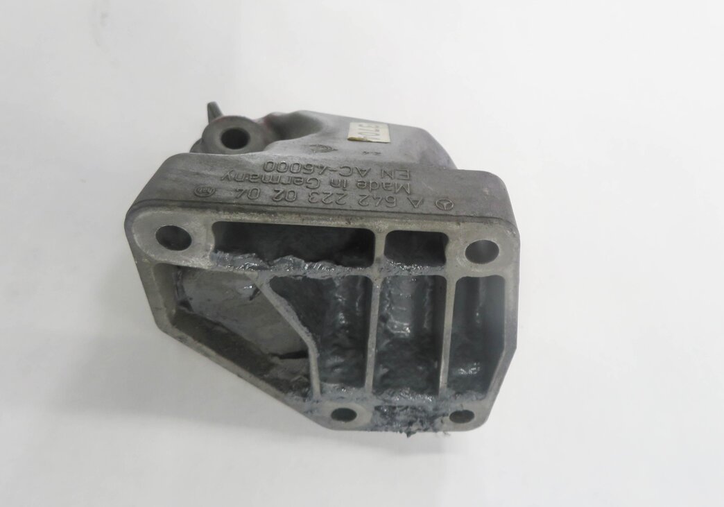 Thumbnail 4: 2011 MERCEDES BENZ ML350 (W164) 3.0L DIESEL - LEFT MOTOR ENGINE MOUNT BRACKET