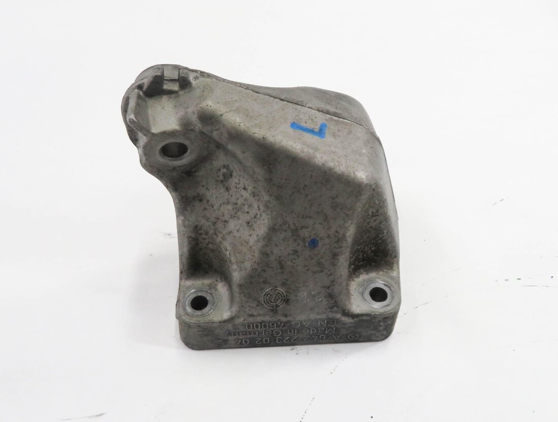 Thumbnail 6: 2008 MERCEDES ML320 (W164) 3.0L OM642 DIESEL - LEFT ENGINE MOUNT BRACKET