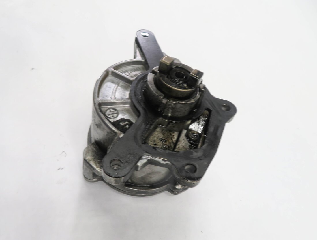 Thumbnail 5: 08-13 MERCEDES E320 E350 GL320 GL350 ML320 ML350 R350 - 3.0L DIESEL VACUUM PUMP
