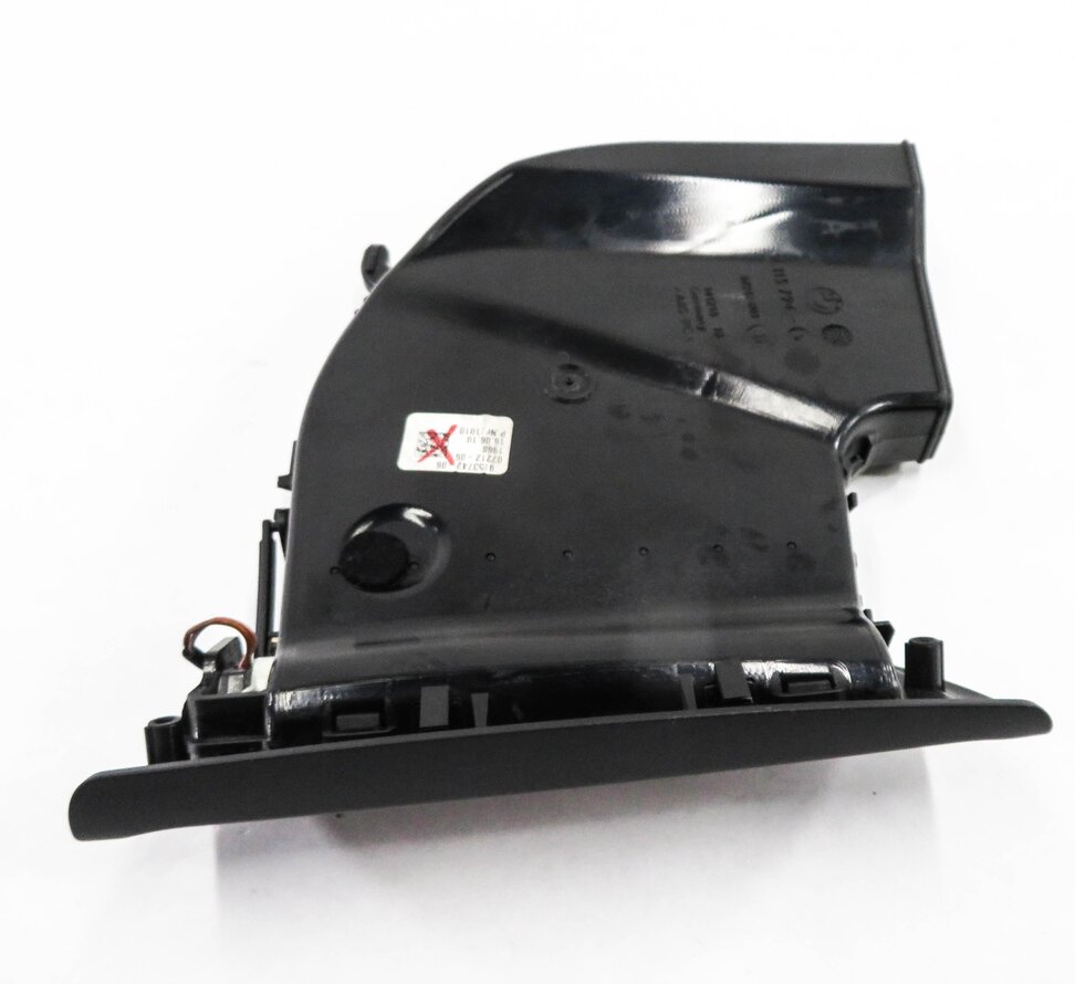 Thumbnail 6: 2011 BMW 750i (F01) RIGHT REAR PILLAR HEATER A/C AIR VENT
