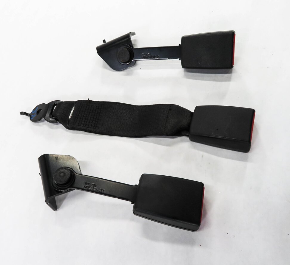 Thumbnail 3: 2011 BMW 750i (F01) REAR SEAT SEATBELT BUCKLE RECEIVER SET-3 (BLACK)