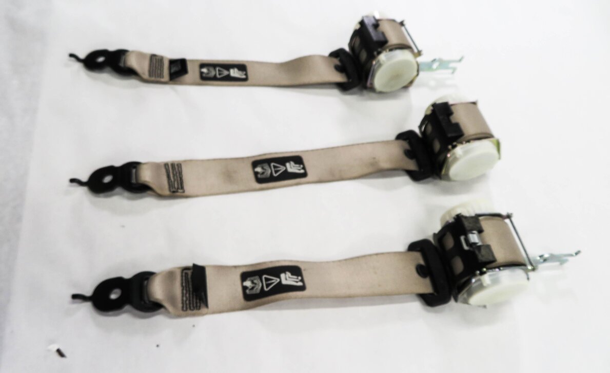 Thumbnail 3: 2011 BMW 750i (F01) REAR SEAT SEATBELT RETRACTOR SET-3 (OYSTER)