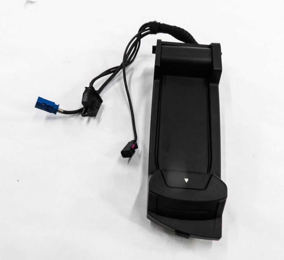 Thumbnail 2: 2011 BMW 750i (F01) FRONT CENTER CONSOLE CELL PHONE CHARGER SNAP IN CRADLE