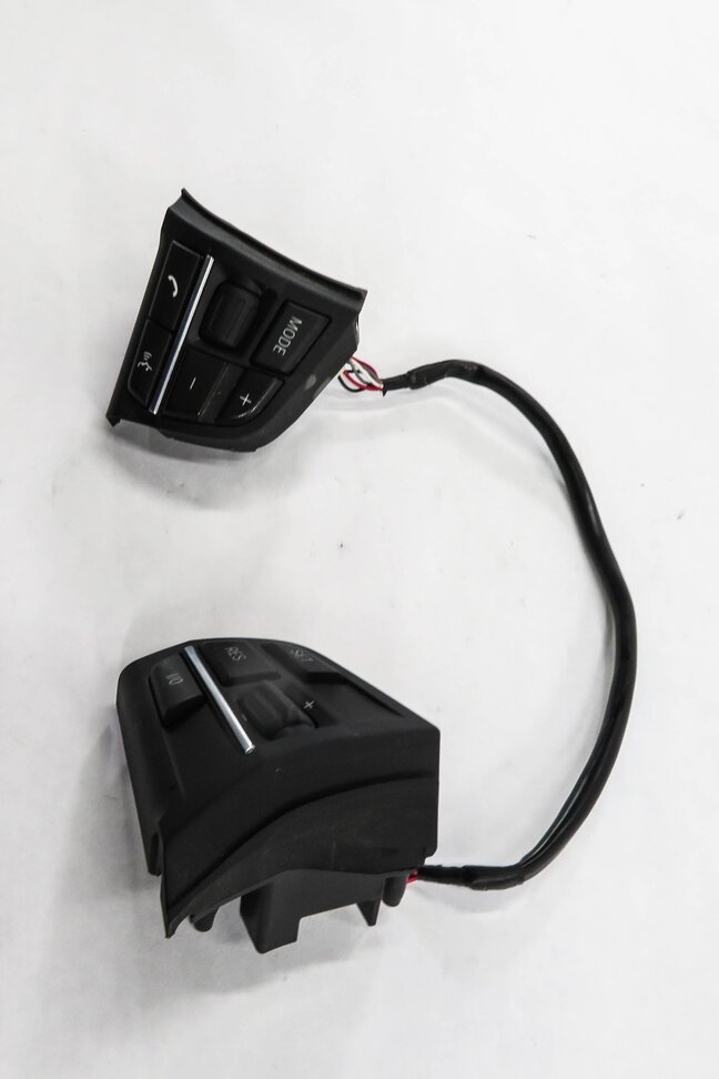 Thumbnail 4: 2011 BMW 750i (F01) STEERING CRUISE CONTROL PHONE MODE SWITCH BUTTON SET-2