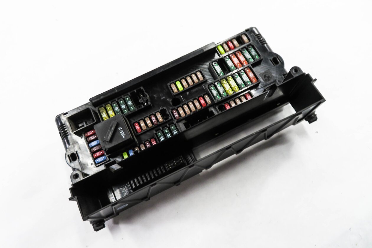 2011 BMW 750i (F01) FRONT POWER DISTRIBUTION FUSE BOX