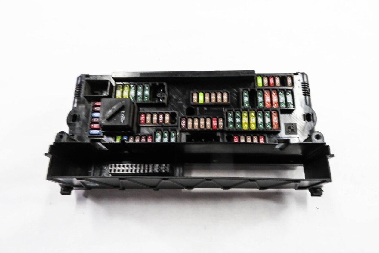 Thumbnail 2: 2011 BMW 750i (F01) FRONT POWER DISTRIBUTION FUSE BOX