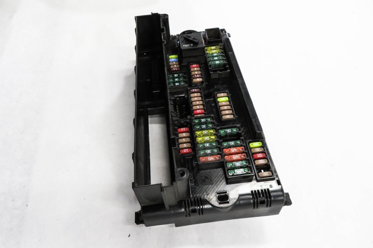 Thumbnail 3: 2011 BMW 750i (F01) FRONT POWER DISTRIBUTION FUSE BOX