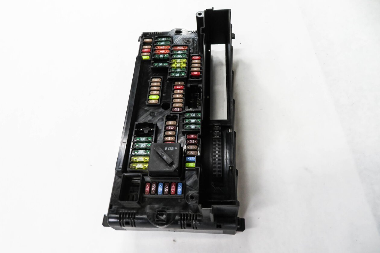 Thumbnail 4: 2011 BMW 750i (F01) FRONT POWER DISTRIBUTION FUSE BOX