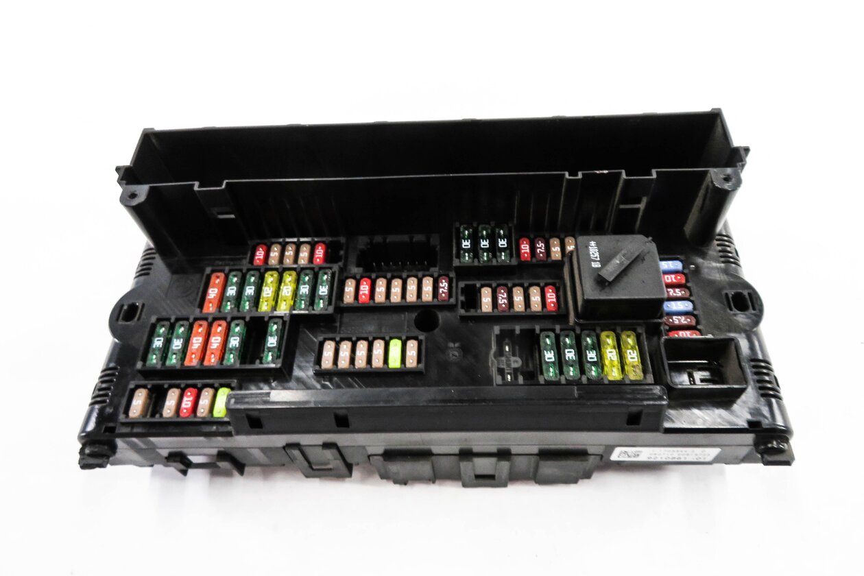 Thumbnail 5: 2011 BMW 750i (F01) FRONT POWER DISTRIBUTION FUSE BOX