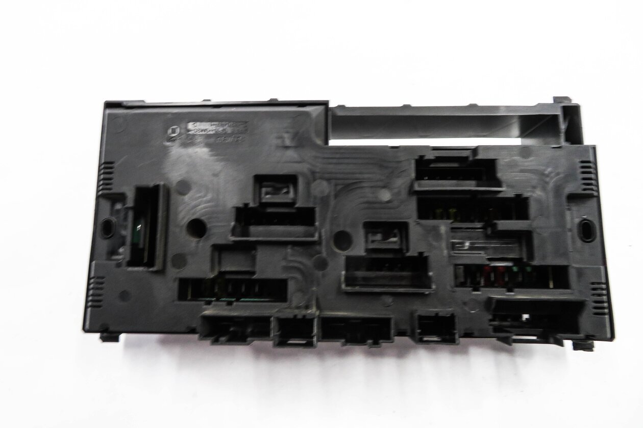 Thumbnail 6: 2011 BMW 750i (F01) FRONT POWER DISTRIBUTION FUSE BOX