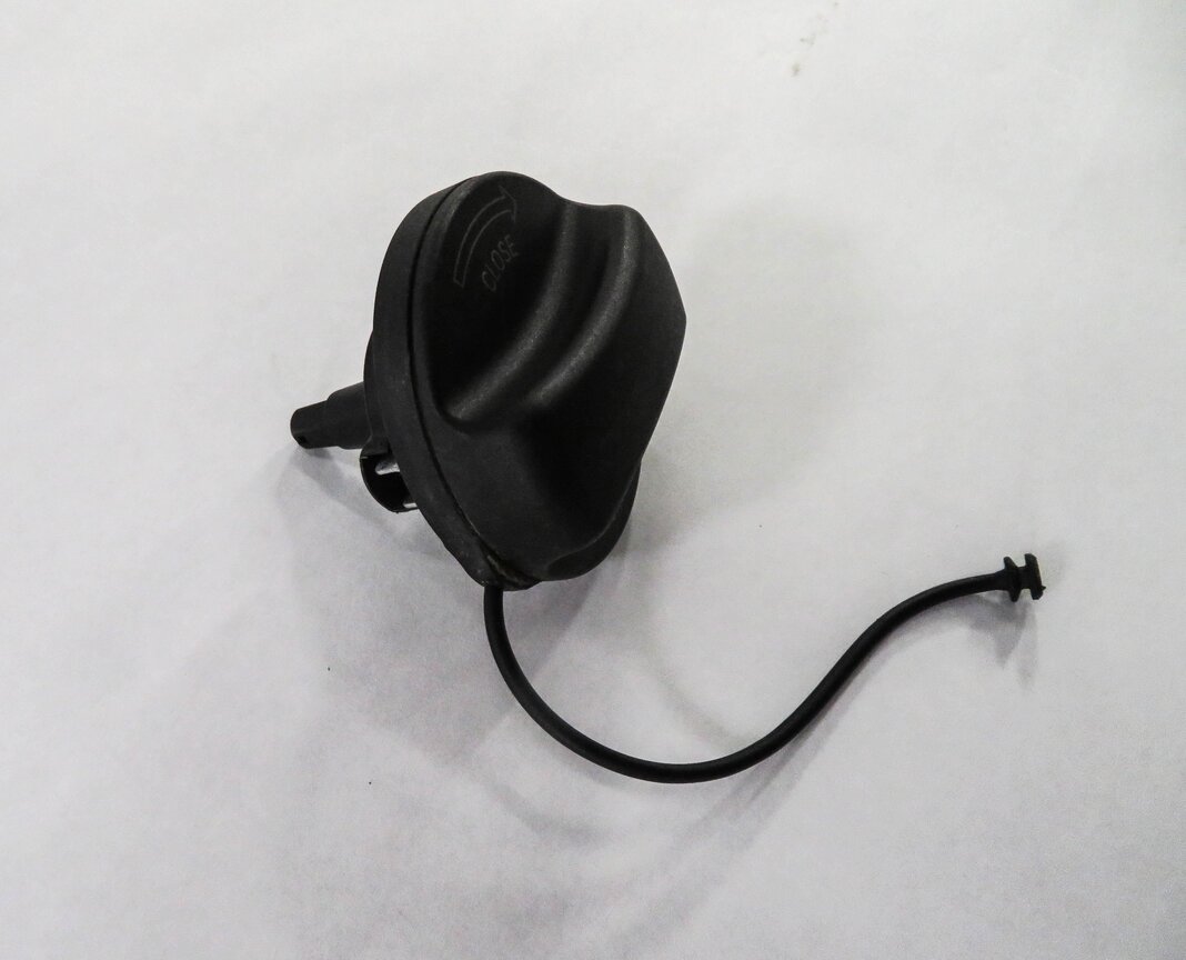 Thumbnail 3: 2011 BMW 750i (F01) GAS CAP FUEL TANK FILLER SCREW TOP LID