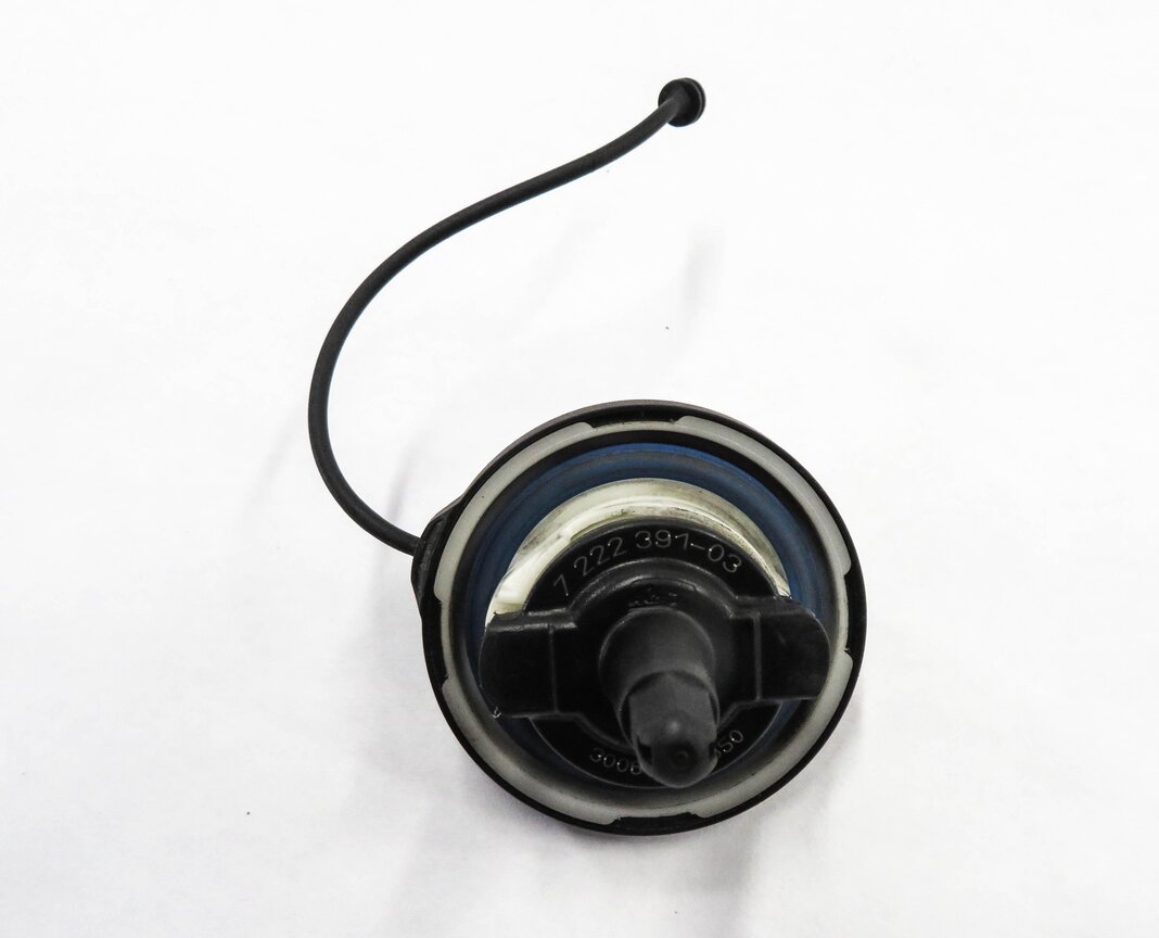 Thumbnail 6: 2011 BMW 750i (F01) GAS CAP FUEL TANK FILLER SCREW TOP LID