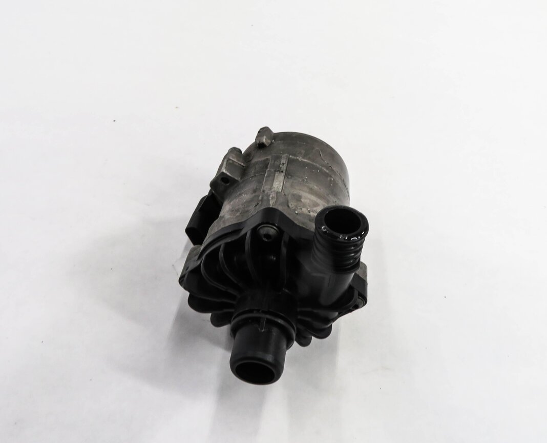 Thumbnail 2: 2011 BMW 750i (F01) 4.4L N63 TWIN TURBO ENGINE - SECONDARY AUXILIARY WATER PUMP