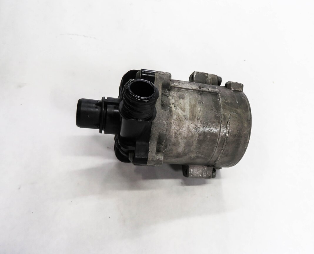 Thumbnail 3: 2011 BMW 750i (F01) 4.4L N63 TWIN TURBO ENGINE - SECONDARY AUXILIARY WATER PUMP