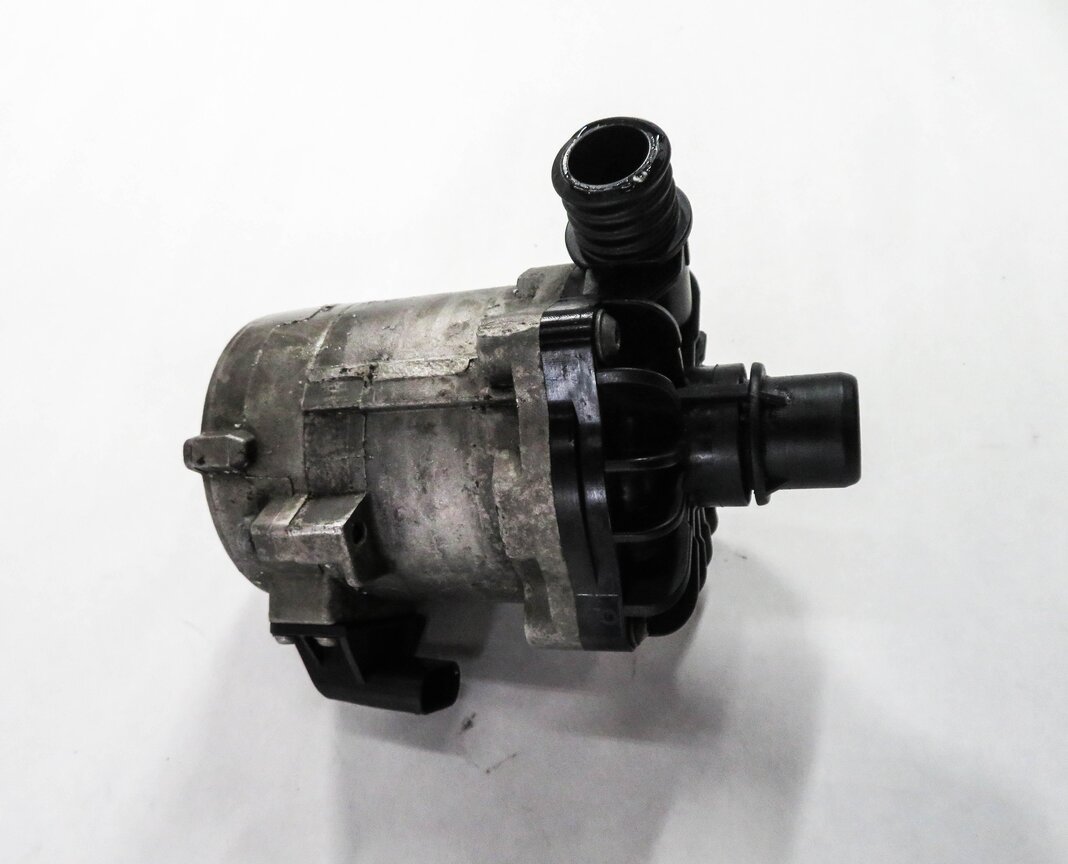 Thumbnail 4: 2011 BMW 750i (F01) 4.4L N63 TWIN TURBO ENGINE - SECONDARY AUXILIARY WATER PUMP