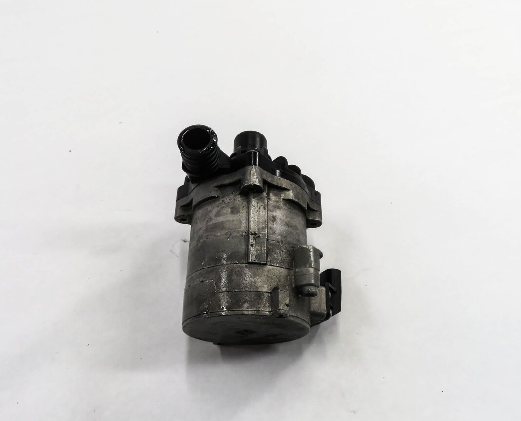 Thumbnail 5: 2011 BMW 750i (F01) 4.4L N63 TWIN TURBO ENGINE - SECONDARY AUXILIARY WATER PUMP