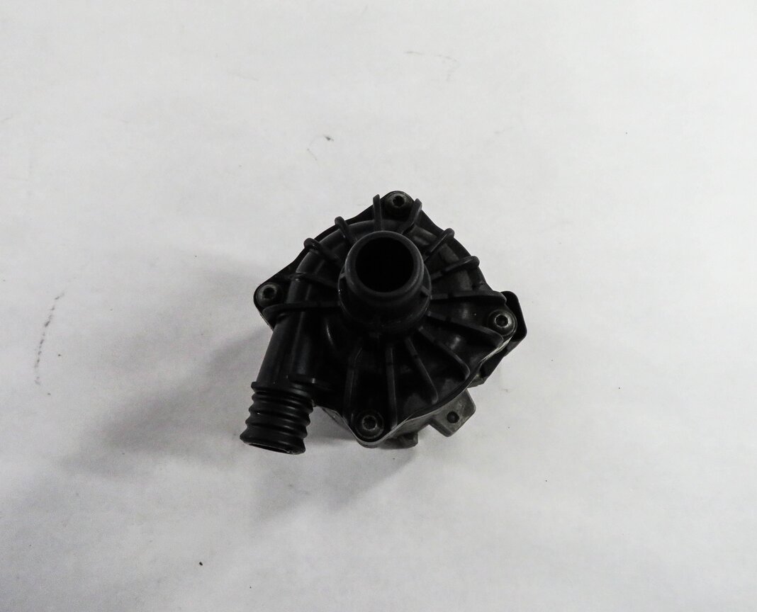 Thumbnail 6: 2011 BMW 750i (F01) 4.4L N63 TWIN TURBO ENGINE - SECONDARY AUXILIARY WATER PUMP
