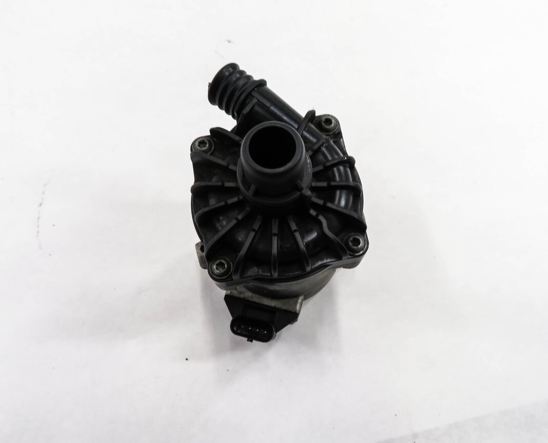 Thumbnail 7: 2011 BMW 750i (F01) 4.4L N63 TWIN TURBO ENGINE - SECONDARY AUXILIARY WATER PUMP