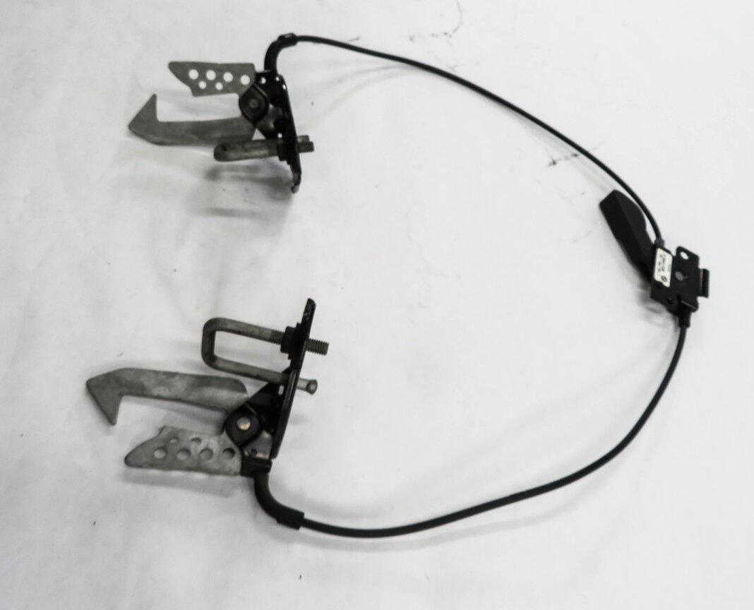 Thumbnail 4: 2011 BMW 750i (F01) FRONT LEFT & RIGHT UPPER HOOD LOCK LATCH SET-2