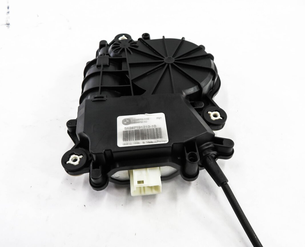 Thumbnail 3: 2011 BMW 750i (F01) REAR TRUNK SOFT CLOSE ACTUATOR MOTOR