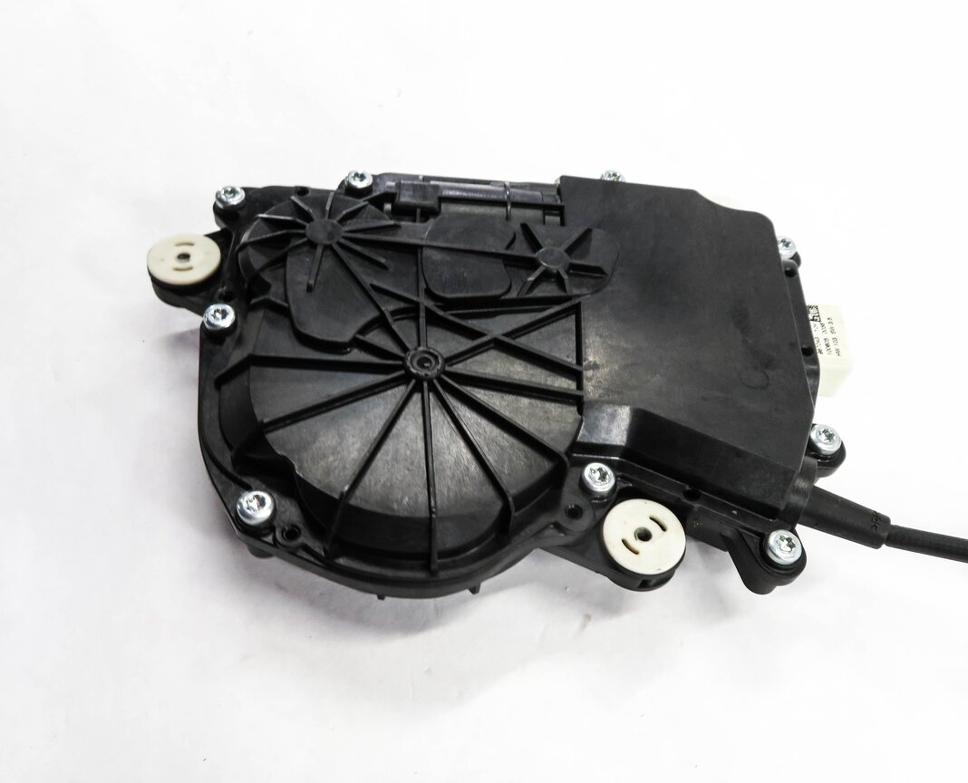 Thumbnail 5: 2011 BMW 750i (F01) REAR TRUNK SOFT CLOSE ACTUATOR MOTOR