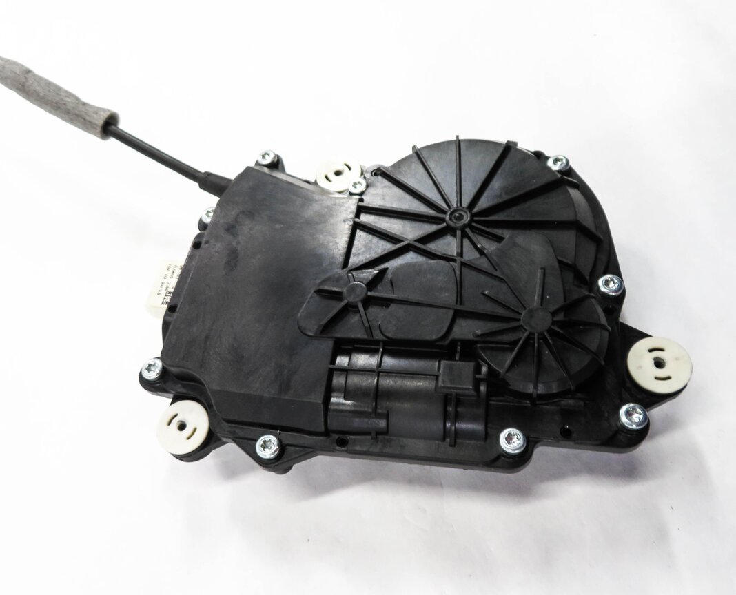 Thumbnail 6: 2011 BMW 750i (F01) REAR TRUNK SOFT CLOSE ACTUATOR MOTOR