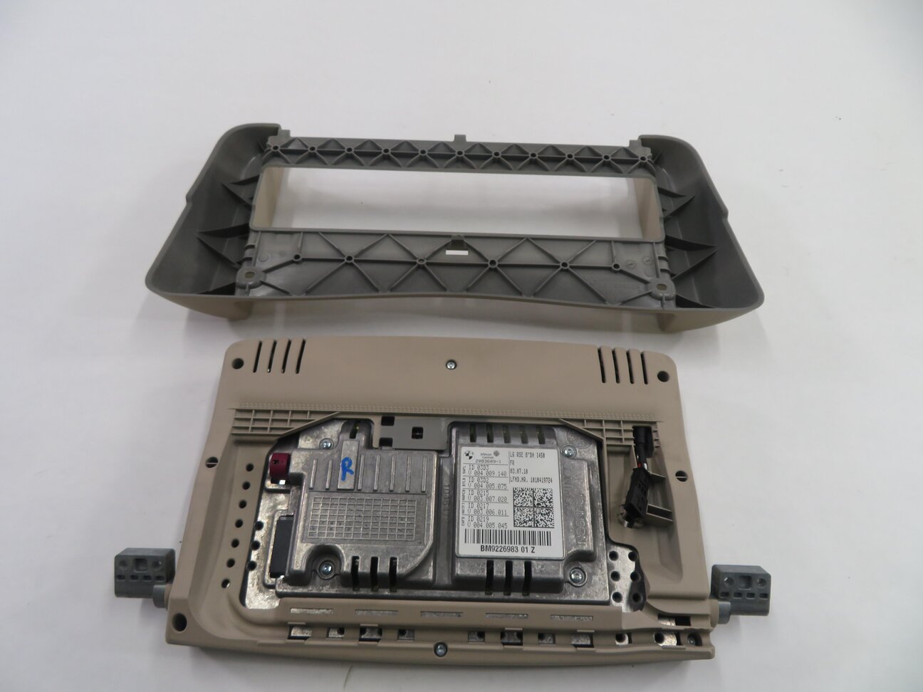 Thumbnail 6: 09-17 BMW 528i 535i 550i 740i 750i 760i - RIGHT REAR 8" VIDEO SCREEN (OYSTER)