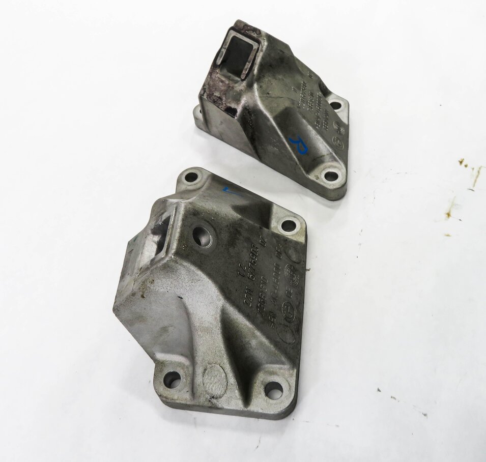 Thumbnail 3: 2011 BMW 750i (F01) 4.4L N63 TWIN TURBO - LEFT & RIGHT ENGINE MOUNT BRACKET SET