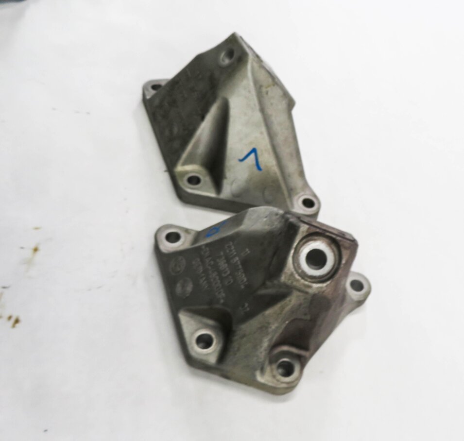 Thumbnail 4: 2011 BMW 750i (F01) 4.4L N63 TWIN TURBO - LEFT & RIGHT ENGINE MOUNT BRACKET SET