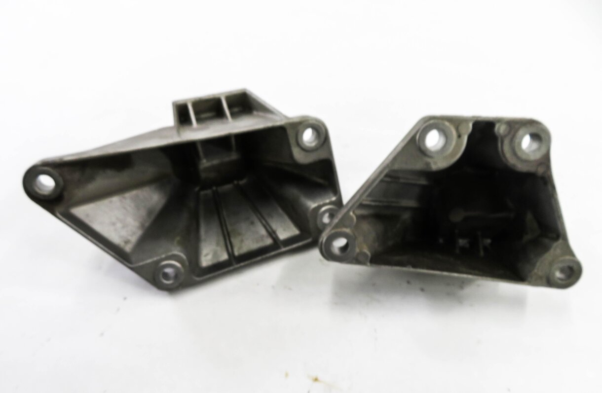 Thumbnail 6: 2011 BMW 750i (F01) 4.4L N63 TWIN TURBO - LEFT & RIGHT ENGINE MOUNT BRACKET SET