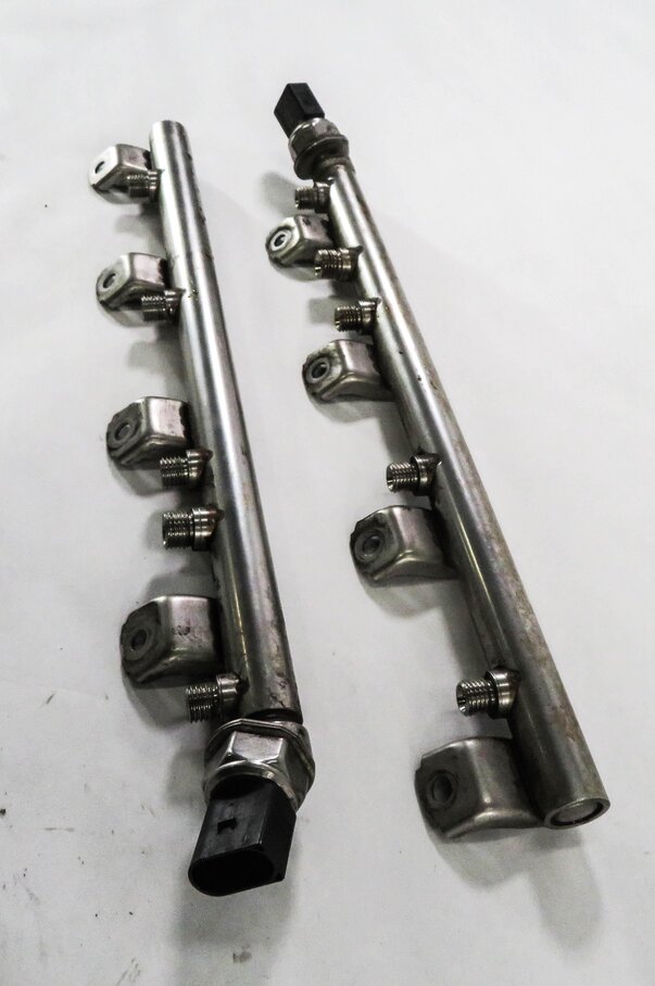 Thumbnail 3: 2011 BMW 750i (F01) 4.4L N63 TWIN TURBO ENGINE - LEFT & RIGHT FUEL RAIL SET-2