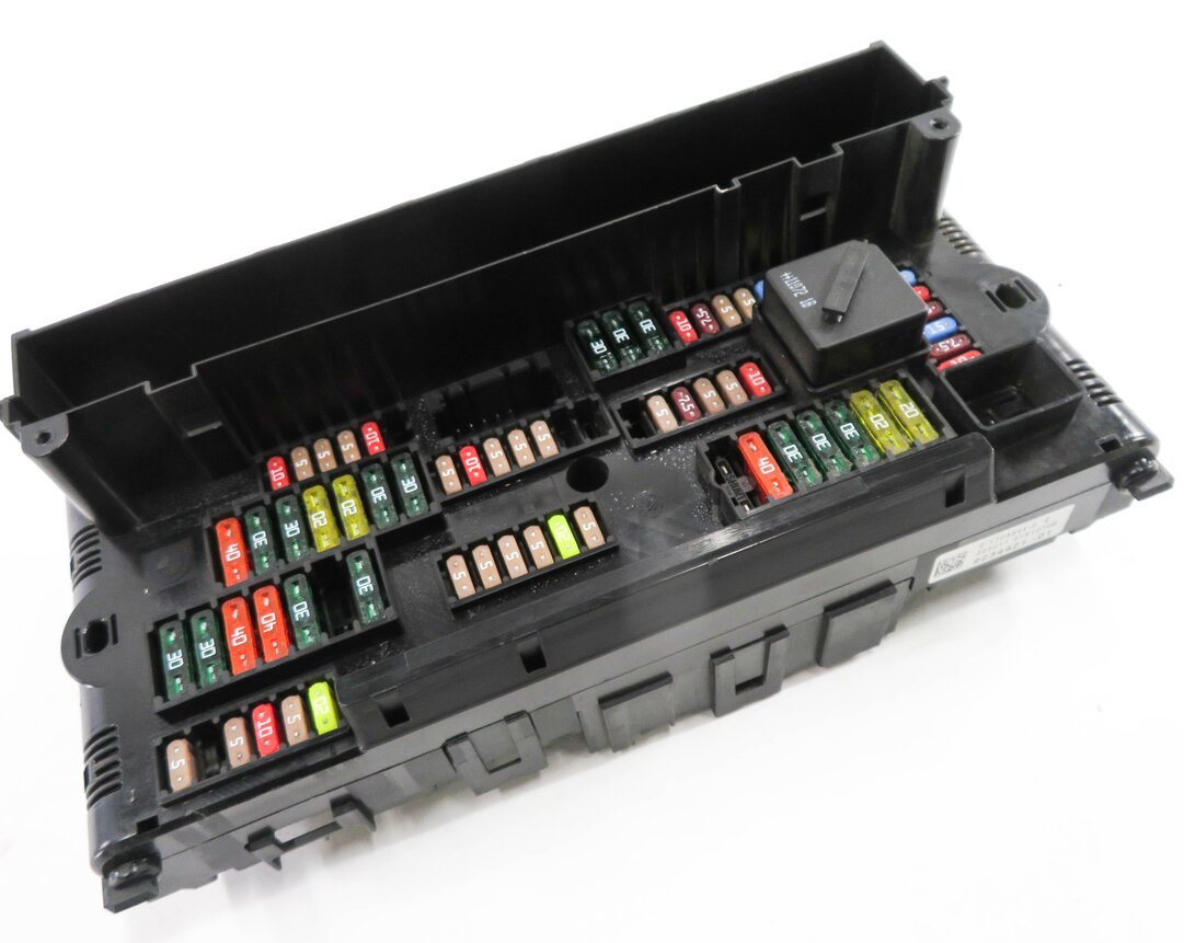 2011 BMW 535i (F10) FRONT POWER DISTRIBUTION FUSE BOX