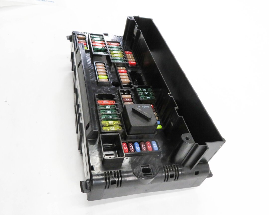 Thumbnail 3: 2011 BMW 535i (F10) FRONT POWER DISTRIBUTION FUSE BOX