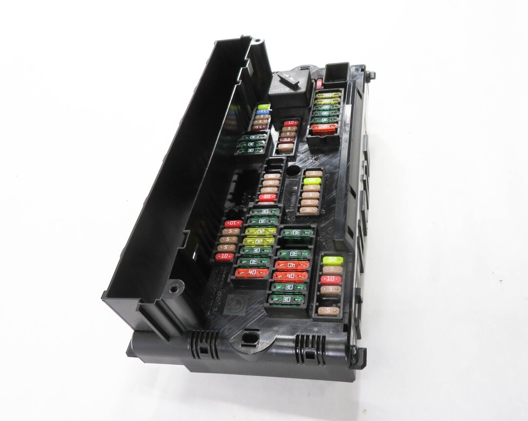 Thumbnail 4: 2011 BMW 535i (F10) FRONT POWER DISTRIBUTION FUSE BOX