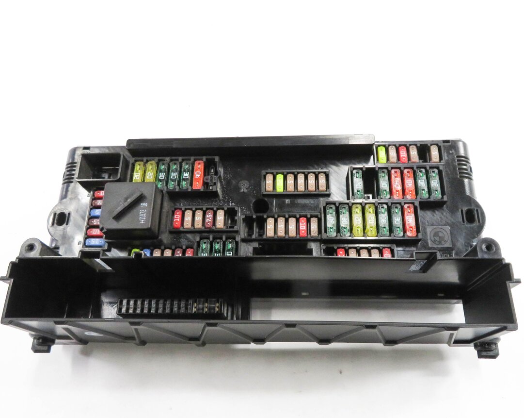 Thumbnail 5: 2011 BMW 535i (F10) FRONT POWER DISTRIBUTION FUSE BOX