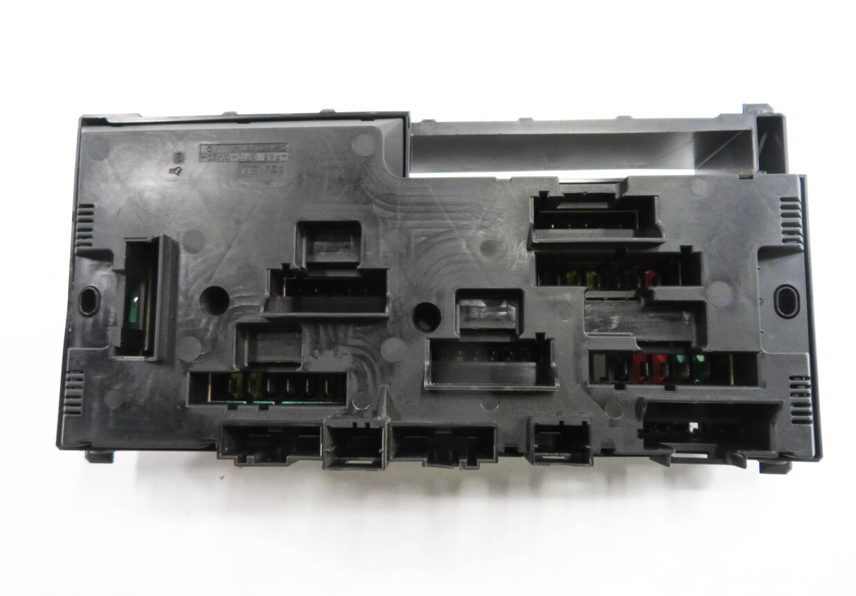 Thumbnail 6: 2011 BMW 535i (F10) FRONT POWER DISTRIBUTION FUSE BOX