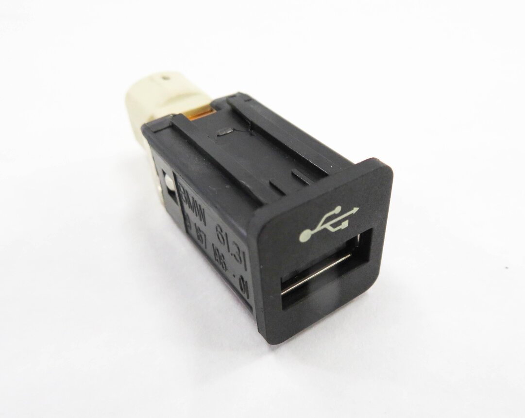 2011 BMW 535i (F10) USB CHARGING PORT
