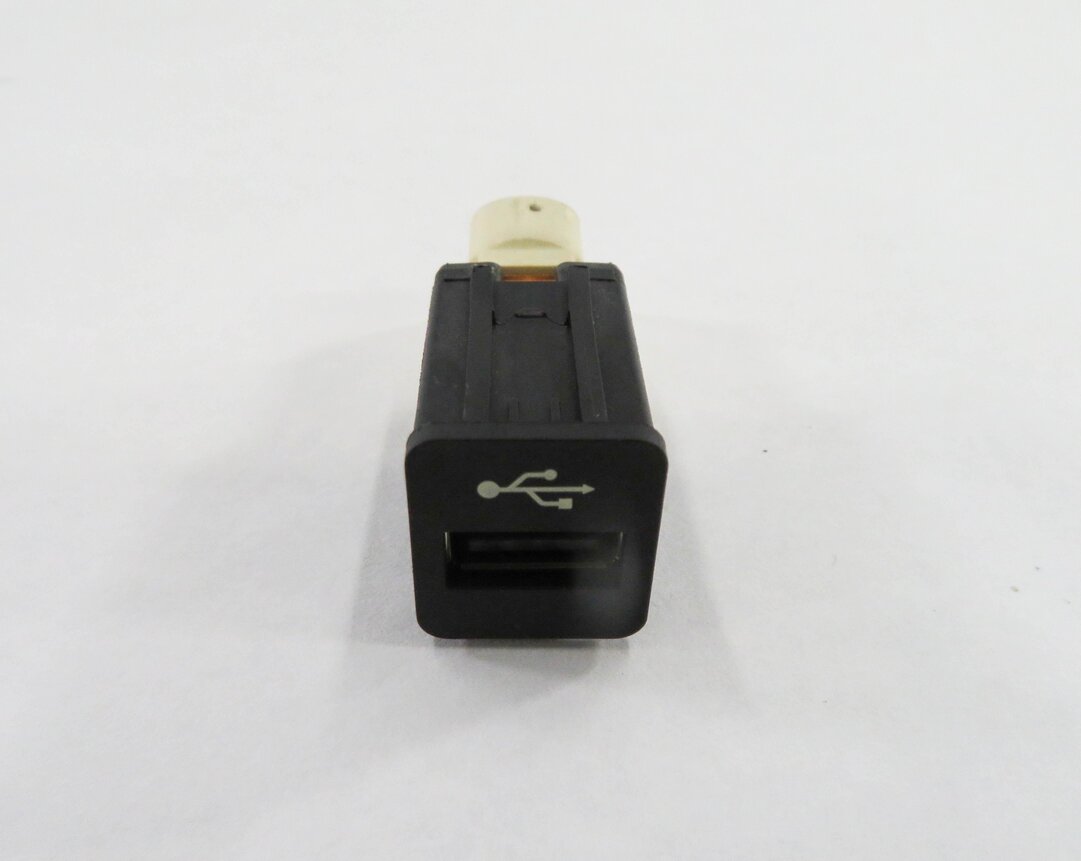 Thumbnail 2: 2011 BMW 535i (F10) USB CHARGING PORT