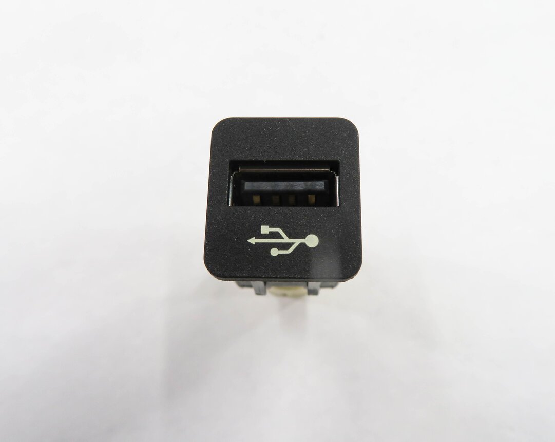 Thumbnail 6: 2011 BMW 535i (F10) USB CHARGING PORT