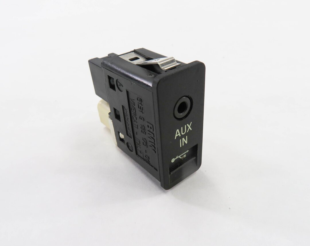 2011 BMW 535i (F10) RADIO STEREO AUDIO IN INPUT JACK w/ USB PORT