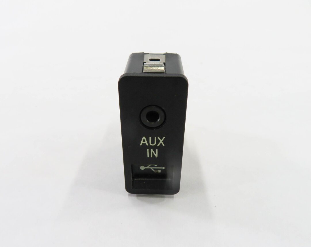 Thumbnail 2: 2011 BMW 535i (F10) RADIO STEREO AUDIO IN INPUT JACK w/ USB PORT