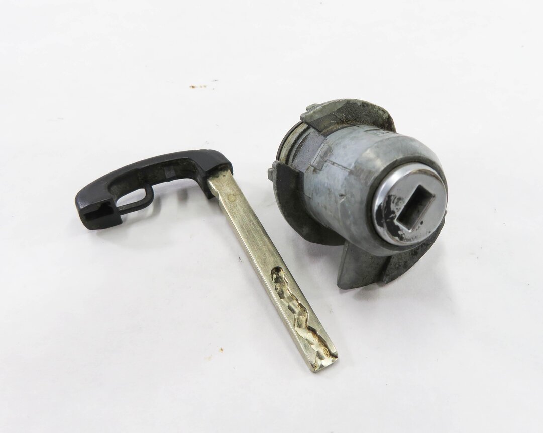 2011 BMW 535i (F10) LEFT FRONT DRIVER DOOR HANDLE LOCK CYLINDER w/ KEY