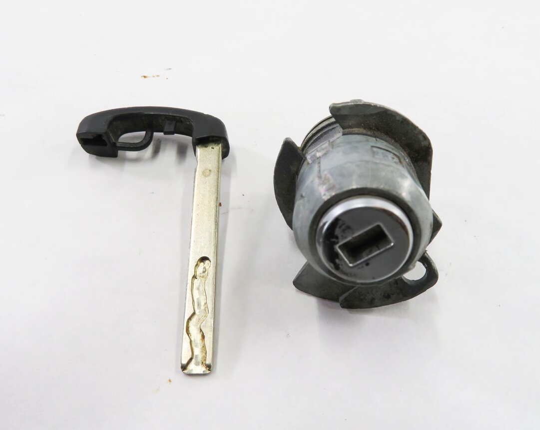 Thumbnail 2: 2011 BMW 535i (F10) LEFT FRONT DRIVER DOOR HANDLE LOCK CYLINDER w/ KEY