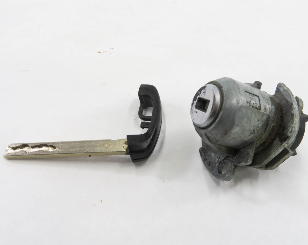 Thumbnail 3: 2011 BMW 535i (F10) LEFT FRONT DRIVER DOOR HANDLE LOCK CYLINDER w/ KEY