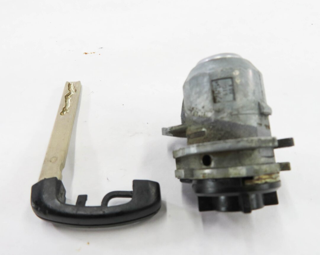 Thumbnail 4: 2011 BMW 535i (F10) LEFT FRONT DRIVER DOOR HANDLE LOCK CYLINDER w/ KEY