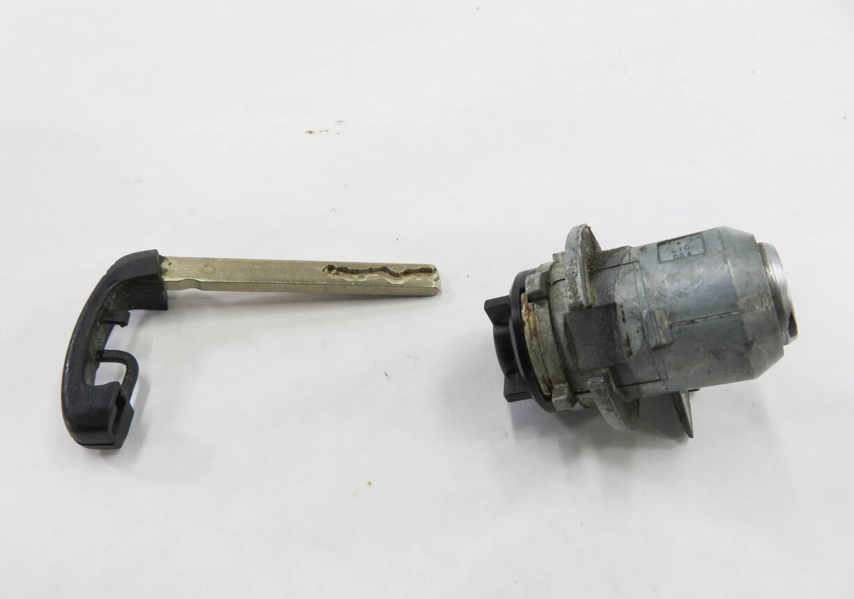 Thumbnail 5: 2011 BMW 535i (F10) LEFT FRONT DRIVER DOOR HANDLE LOCK CYLINDER w/ KEY