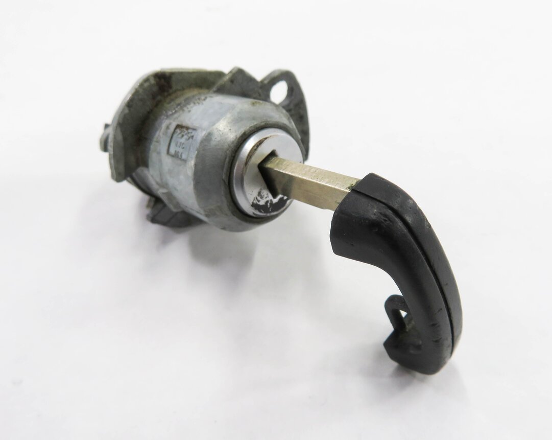 Thumbnail 6: 2011 BMW 535i (F10) LEFT FRONT DRIVER DOOR HANDLE LOCK CYLINDER w/ KEY