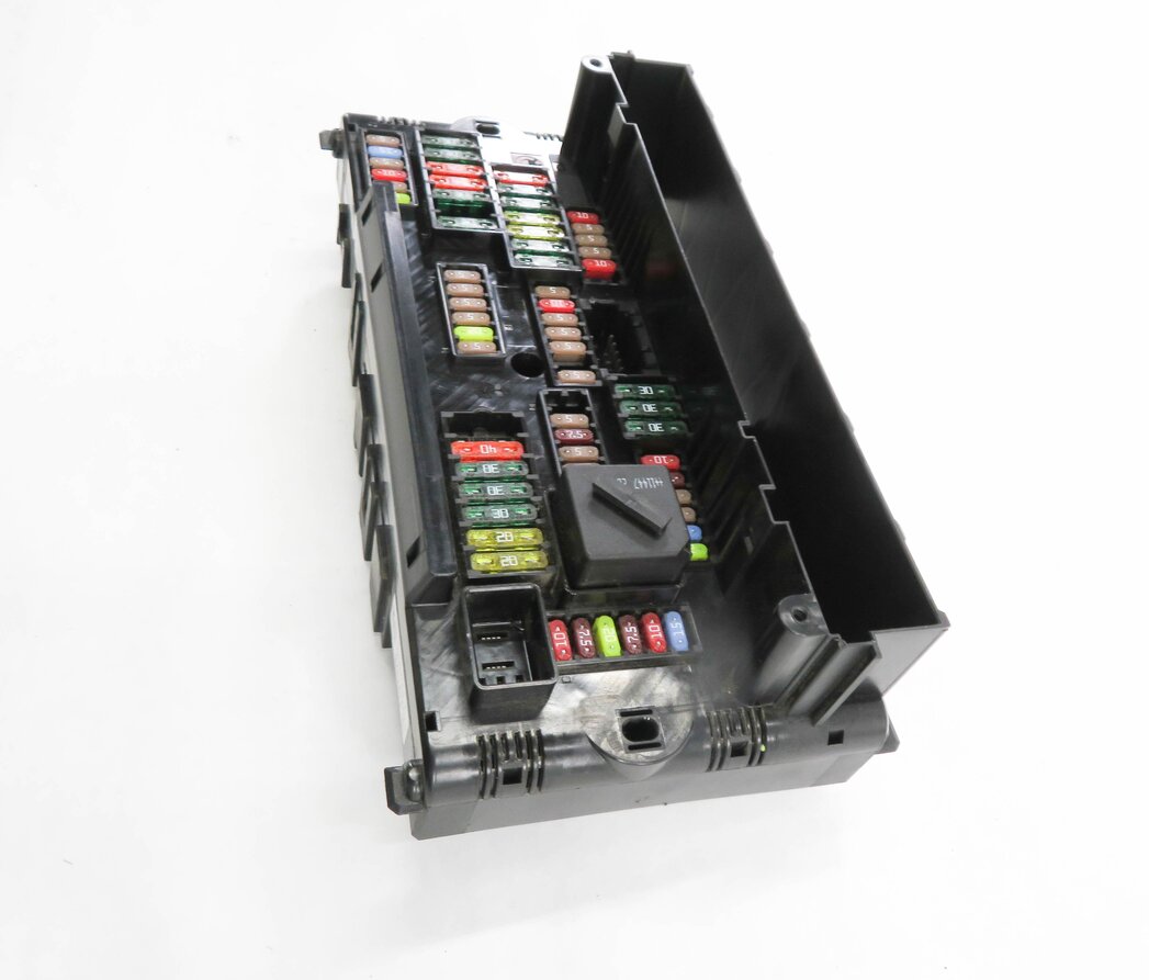 Thumbnail 3: 2012 BMW 535i (F10) FRONT POWER DISTRIBUTION FUSE BOX