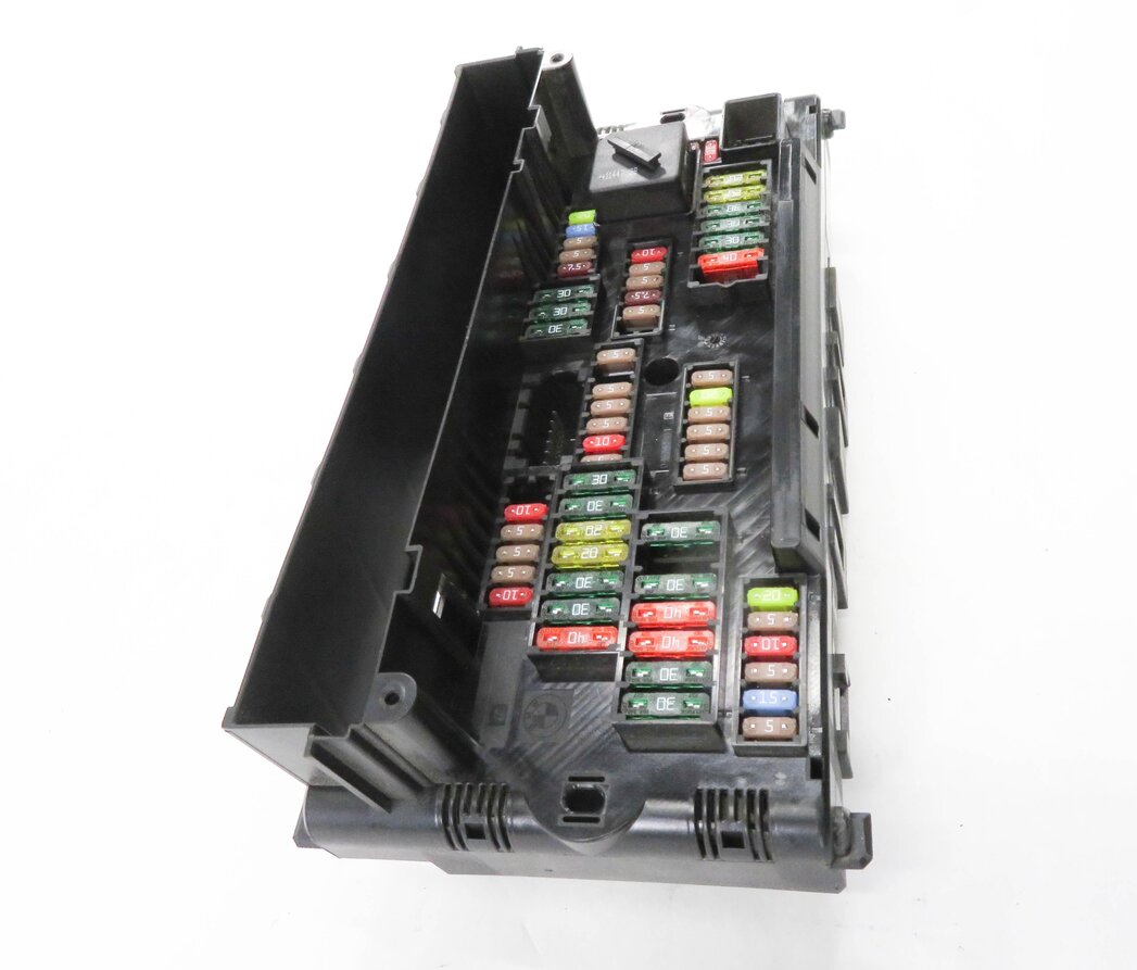 Thumbnail 4: 2012 BMW 535i (F10) FRONT POWER DISTRIBUTION FUSE BOX